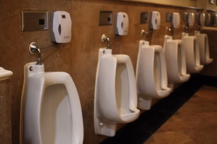 Bệ tiểu đứng có cảm biến, tự động "ra lệnh" xả nước sau khi "hành khách" rời đi.