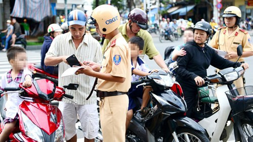 Lực lượng CSGT cũng rất khó khăn trong việc phân biệt, xử lý người tham giao thông đội mũ bảo hiểm giả, xịn.