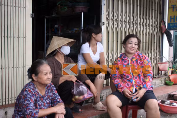 Theo các nhân chứng, vào thời điểm trên họ nghe tiếng hô hoán của hai vợ chồng anh Hùng là thợ xây đang tu sửa mộ trong nghĩa trang "có người treo cổ". Ngay lập tức, những người dân đã kéo nhau tới, đồng thời gọi điện báo cho cơ quan công an phường Thanh Trì, quận Hoàng Mai, TP Hà Nội.