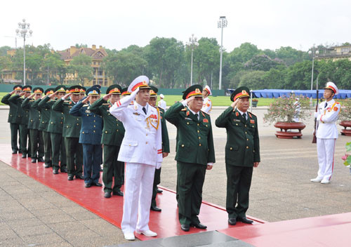 Đoàn đại biểu Quân đội vào Lăng viếng Bác.