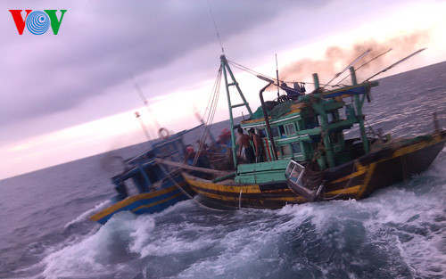 Tàu giã cào huyện Tuy Phong đâm vào 1 tàu cá của thị xã La Gi.