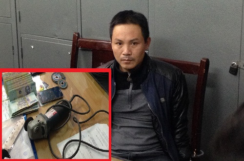 Hung thủ Ngô Văn Quỳnh cùng tang vật tại Cơ quan công an.