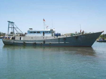 Tàu cá của Trung Quốc vi phạm vùng biển VN bị biên phòng Quảng Ngãi đưa về cảng Sa Kỳ (Quảng Ngãi) vào tháng 5-2007. Ảnh: Báo Đất Việt.