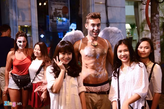 Thiên thần điển trai với đôi cánh trắng muốt được nhiều bạn nữ trẻ yêu mến xin chụp ảnh kỷ niệm.