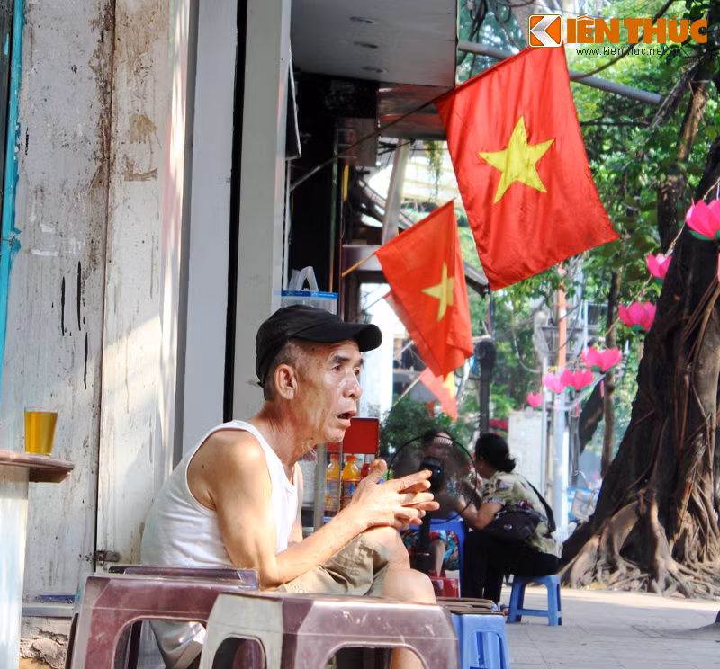 Cụ ông bồi hồi nhớ lại những kỷ niệm của Hà Nội đã qua.