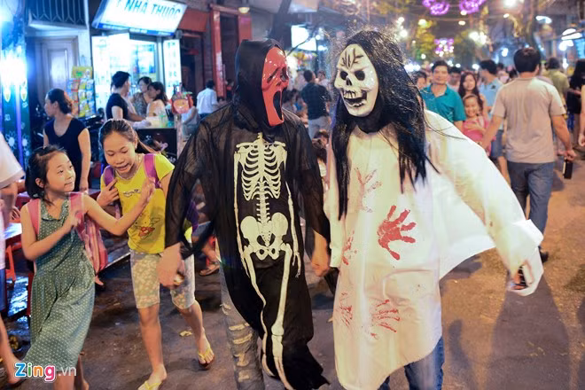 Do phố đông người nên những hình ảnh này bớt gây sợ hãi hơn. Những 'thây ma' kinh dị đi dọc phố hòng trêu chọc trẻ em nhưng bị các bé thậm chí còn trêu lại.