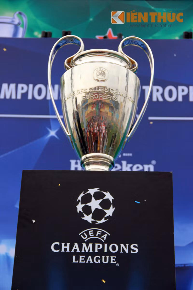 Người hâm mộ Việt Nam được tận mắt chiêm ngưỡng chiếc cúp UEFA Champions Leage danh giá tại SVĐ Hàng Đẫy.