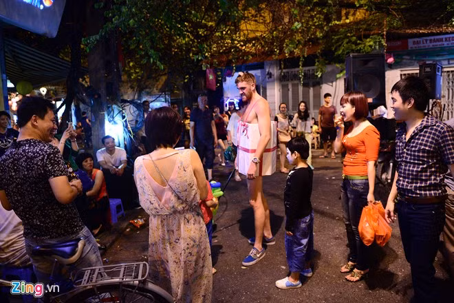 Một thanh niên không mảnh vải trên người với một vỏ hộp quà che thân thu hút được đông đảo người dân hiếu kỳ. Anh tự biến mình thành một món quà với dòng chữ "món quà từ chúa dành tặng phụ nữ".