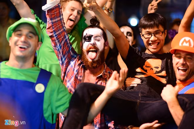 Phố cổ Hà Nội đã có một đêm hoá trang thực sự náo nhiệt, vui nhộn, đầy sắc màu với diễn viên chính là các vị khách Tây