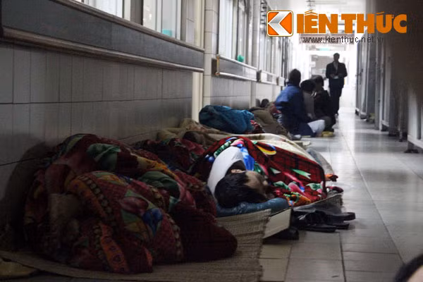 Khi trong phòng không còn chỗ nằm, họ sẽ ra hành lang. Cho dù nằm ở không gian thông thống hút gió, trên sàn đá rất lạnh và đầy người qua lại, họ vẫn nhanh chóng chìm sâu vào giấc ngủ bởi họ đã quá mệt mỏi.