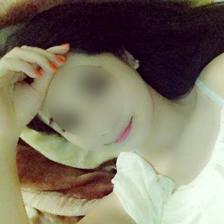 Người mẹ 9x-Tr đăng tải nhiều bức ảnh "tự sướng" kèm status định đưa con vào trại mồ côi, mà không tỏ chút buồn bã nào.