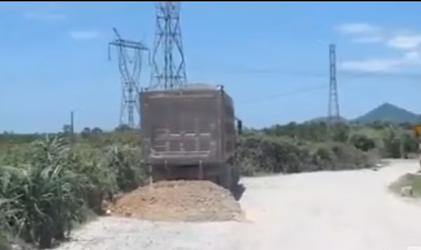 ... rầm rập phóng qua đoạn đường.