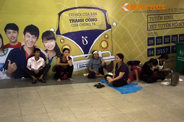 Do lượng người đổ về bến xe ngày càng đông, không ít người đã phải ngồi bệt xuống nền đất để chờ đợi.