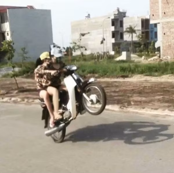 ... tham gia bốc đầu xe...