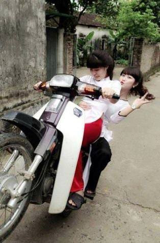 Không chỉ có các nam sinh, thậm chí còn có cả nữ sinh...