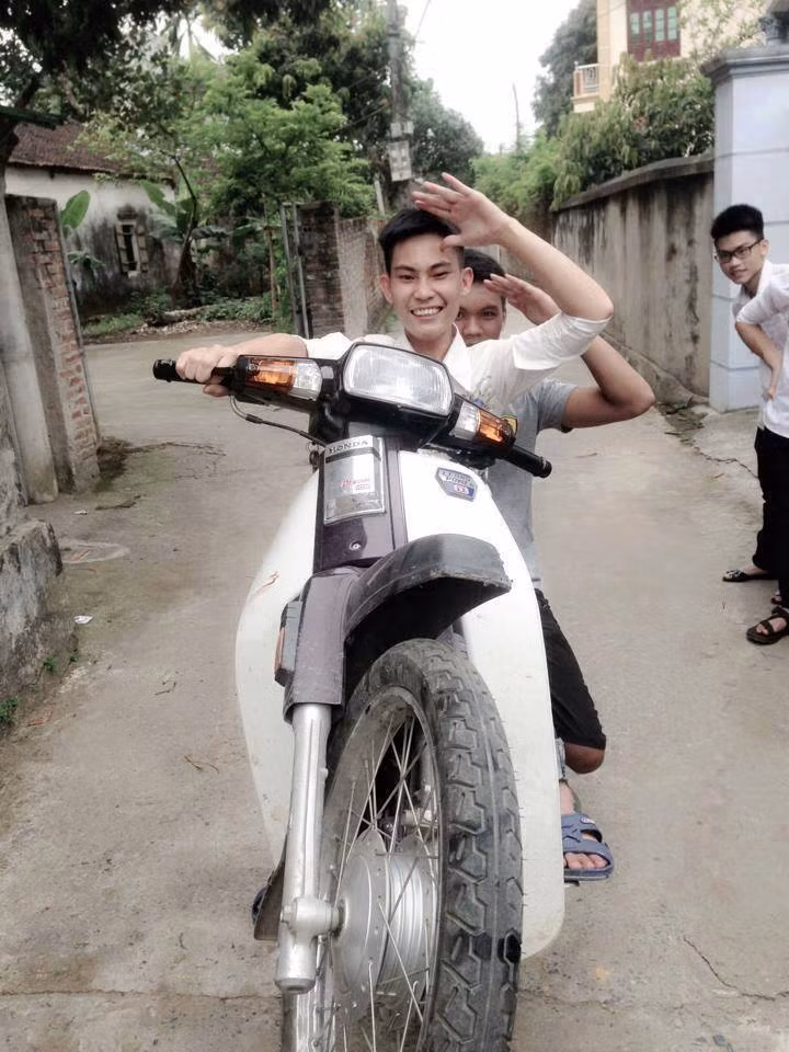 Chưa thấy được hậu quả nên các nam sinh vẫn tỏ ra "sung sướng" khi trổ tài bốc đầu xe trước mặt bạn bè.