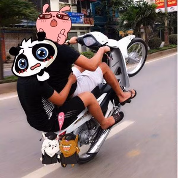 Trai trẻ giỡn mặt "tử thần" để bốc đầu xe máy "tự sướng".