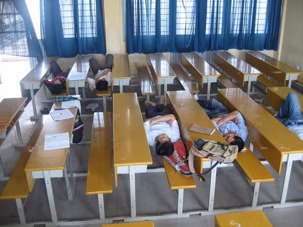 Phút nghỉ trưa của sinh viên ngay trên giảng đường.