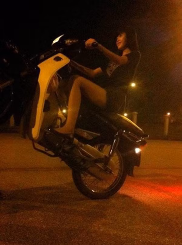 Ngay cả những cô gái trẻ cũng học đòi bốc đầu xe để thử cảm giác mạnh.