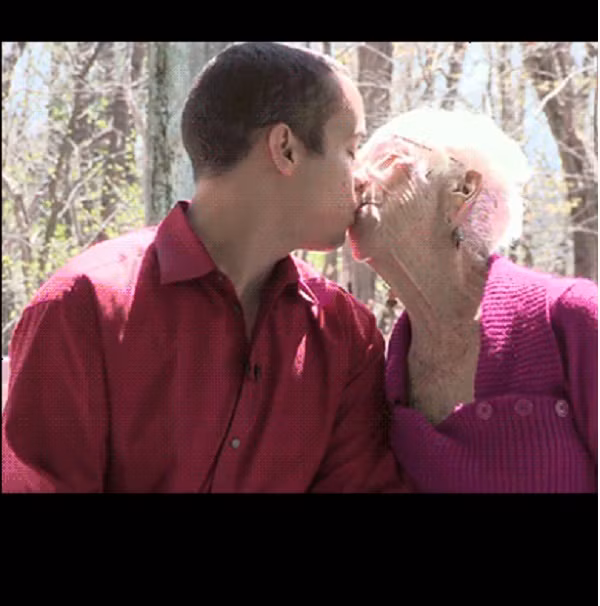 "Phi công trẻ" thích hẹn hò với những cô bạn gái hơn tuổi Đó là sở thích của chàng trai 31 tuổi Kyle Jones (Pittsburgh, Pennsylvania, Mỹ). Ngay từ nhỏ, Kyle Jones đã nhận ra bản thân mình không phù hợp với những cô bạn đồng lứa, mà anh chàng chỉ để ý đến những người lớn tuổi hơn mình.