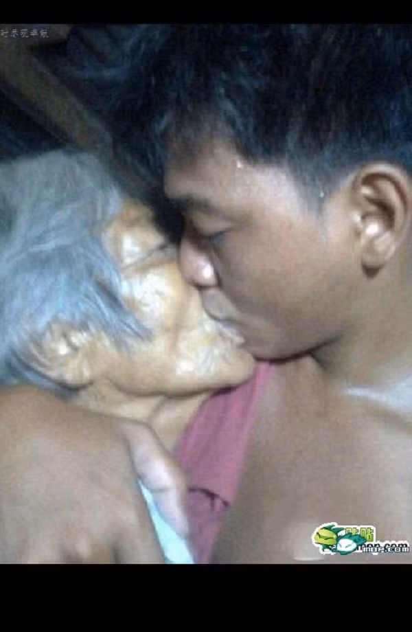 Tình yêu "sét đánh" của phi công trẻ và máy bay bà già Hai ngày nay, mạng xã hội TQ xôn xao thông tin về chuyện tình yêu "sét đánh" giữa chàng trai 23 tuổi Lý Ngọc Thành với bà lão 76 tuổi Mã Ngọc Cầm ở Liễu Ninh, Trung Quốc. Thông tin này được một trang tin của TQ đăng tải kèm theo hình ảnh một nam thanh niên trẻ tuổi đang trao nụ hôn nồng nàn với cụ bà tóc đã bạc trắng. Tuy nhiên thực tế, bức ảnh này chỉ là một chuyện tình sét đánh kỳ lạ của một cặp đôi không rõ danh tính. Chỉ biết cụ bà 83 tuổi, còn chàng trai 27 tuổi.