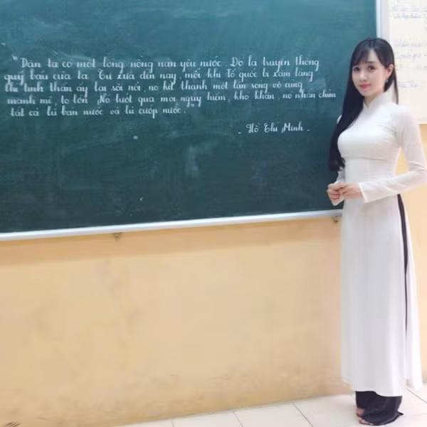 Cư dân trên các trang mạng xã hội đang phát sốt trước hình ảnh một cô giáo trẻ có khuôn mặt xinh xắn, duyên dáng trong tà áo dài. Đặc biệt là hình ảnh cô đứng trên bục giảng với những nét chữ tuyệt đẹp khiến học trò phải thán phục.