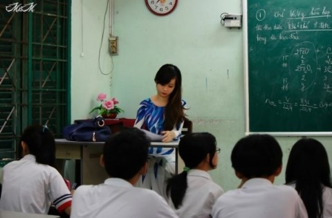 Cuối tháng 12/2013, một cô giáo trẻ có khuôn mặt khả ái, với chiều cao lý tưởng và dáng thon thả đứng trên bục giảng dạy học sinh cũng khiến dân mạng phải sốt xình xịch. Mới đầu, một số cư dân mạng đồn đoán, cô giáo này đang công tác tại trường trường cấp 2 ở Hồng Bàng, TP HCM.
