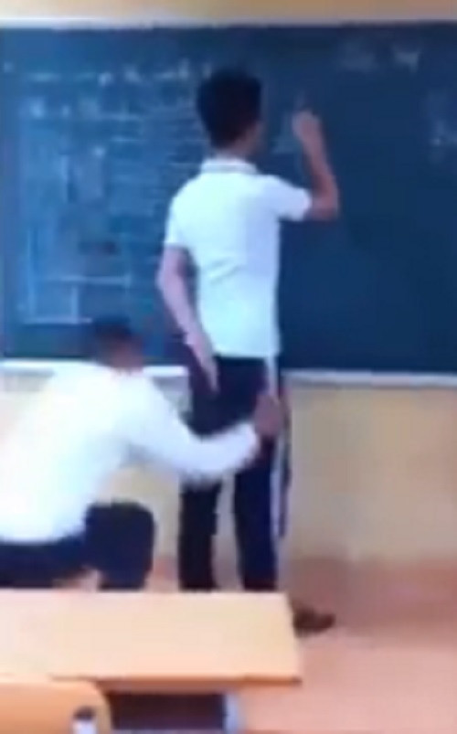Nam sinh bất ngờ bị bạn tụt quần ngay trên bục giảng.