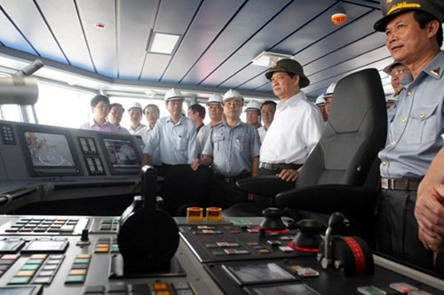 KN 781 do Tập đoàn Damen (Hà Lan) thiết kế và chuyển giao kỹ thuật đóng mới theo tiêu chuẩn Châu Âu. Tàu có chiều dài 90,50 mét, rộng 14 mét, trang bị 4 máy công suất lớn 12.016 mã lực và có lượng choán nước lên đến 2.400 tấn. Ảnh: Thủ tướng Nguyễn Tấn Dũng thăm phòng điều khiển chỉ huy của tàu KN-781 với những trang thiết bị hiện đại.