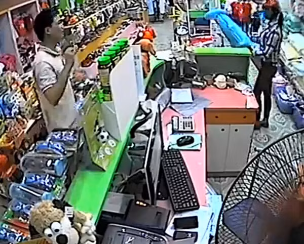 Nu quai trom Iphone 4S van binh than mua hang