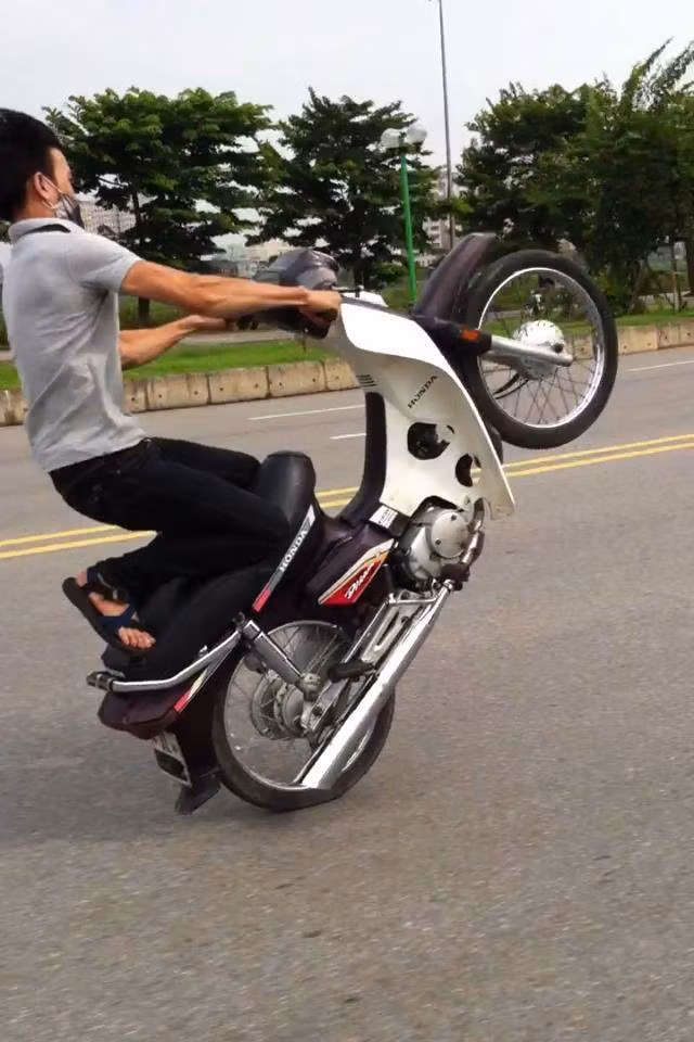 Trai trẻ giỡn mặt "tử thần" để bốc đầu xe máy.