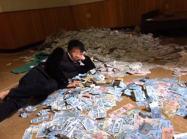 Nam thanh niên có vẻ "thỏa mãn" khi "tự sướng" trên những tờ tiền.