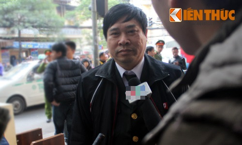 Ông Chu Quang Tiến, Phó Cục trưởng Cục thi hành án Hà Nội cho biết: "Sáng nay, theo kế hoạch, Cục thi hành án sẽ đọc quyết định cưỡng chế ngôi nhà số 61B Lò Sũ. Tuy nhiên, vào thời điểm đó, hai anh em ông C. và D. không chấp nhận mà dùng xăng và 2 bình ga cố thủ trong căn phòng tầng 3. Để đảm bảo an toàn, các lực lượng đã quyết định dùng biện pháp khuyên giải".