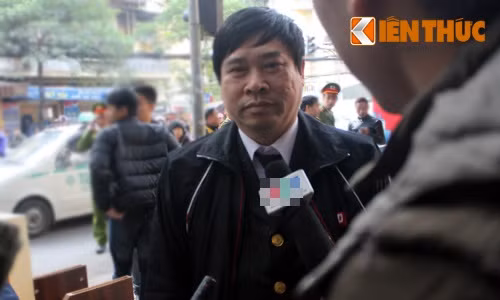 Ông Chu Quang Tiến, Phó Cục trưởng Cục thi hành án Hà Nội cho biết: "Sáng nay, theo kế hoạch, Cục thi hành án sẽ đọc quyết định cưỡng chế ngôi nhà số 61B Lò Sũ. Tuy nhiên, vào thời điểm đó, hai anh em ông C. và D. không chấp nhận mà dùng xăng và 2 bình ga cố thủ trong căn phòng tầng 3. Để đảm bảo an toàn, các lực lượng đã quyết định dùng biện pháp khuyên giải".