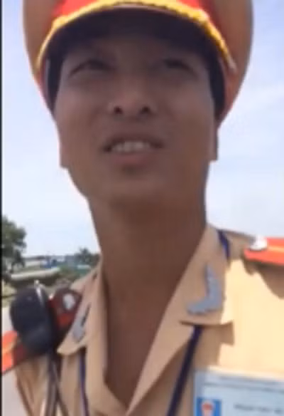 CSGT yêu cầu tài xế phải xuất trình giấy tờ để kiểm tra vì cho rằng đã vi phạm luật giao thông, cụ thể là "vượt phải".