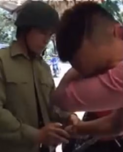 Nam thanh niên phải thừa nhận hành vi "trộm ví tiền" ở cây xăng.