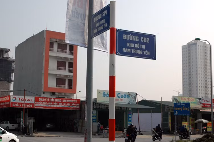 Nhiều người dân khi đi ngang qua con đường cho rằng, cơ quan chức năng đang giăng "ma trận" đánh đố người dân tìm đường.