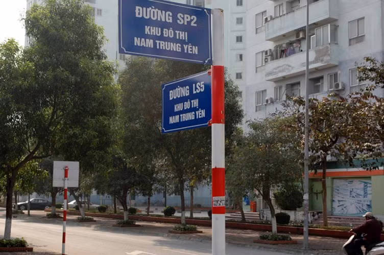 Bên cạnh những tấm biển ghi sai, tại khu đô thị mới Nam Trung (Yên Hòa, Cầu Giấy, Hà Nội) liên hoàn các tấm biển được cắm ghi các ký tự chỉ cơ quan chức năng mới hiểu còn người dân thì không.