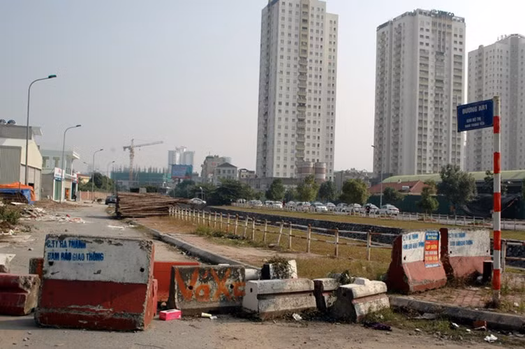 Biển cắm một đằng, đường đi là đằng khác.