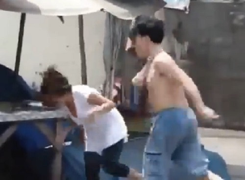 Người đàn ông hung hăng thẳng tay tát vào mặt vợ khi cô kéo tay can ngăn.