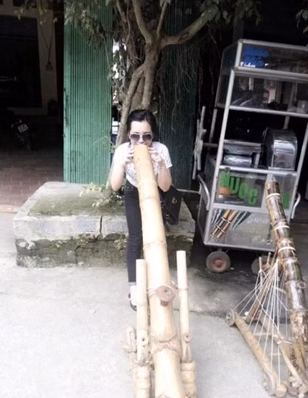 Thiếu nữ trẻ "thử" cảm giác hút điếu cày dài.