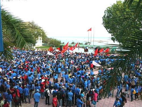 Đông đảo thầy cô giáo, sinh viên ĐH Nha Trang (Khánh Hòa) tổ chức mít-tinh.