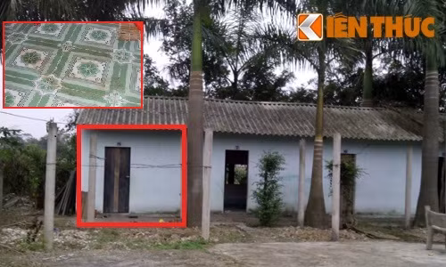 Vết máu đỏ của nạn nhân vẫn còn in trên nền nhà trọ.