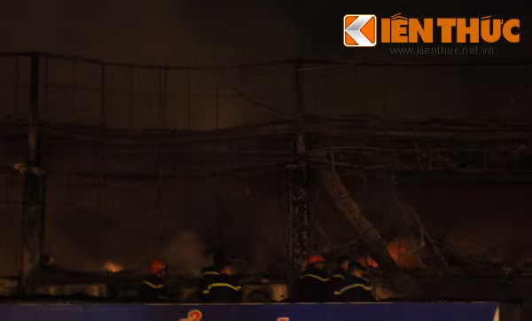 Đến khoảng 2h sáng, đám cháy cơ bản được khống chế. Lửa tắt, Luxury Club chỉ còn là đống tro tàn, đổ nát.