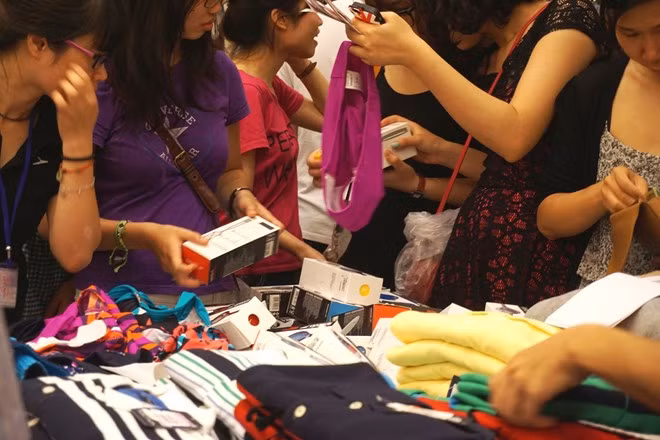 Sắp sang mùa đông, nhưng quầy đồ bơi vẫn đông nghịt khách chọn mua.