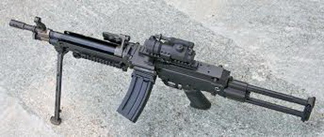 Cơ chế lắp băng đạn con 30 viên trên Minimi Para.