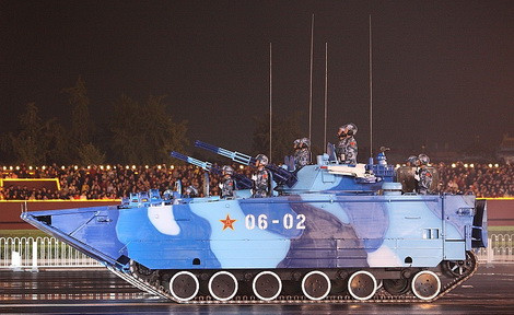 Biến thể ZBD-05 (dựa trên ZBD-2000) với pháo 30mm và tên lửa chống tăng có điều khiển của Lính thủy Đánh bộ Trung Quốc.