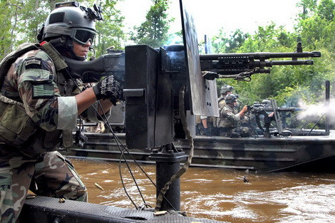 Đặc nhiệm Mỹ với ụ súng 2 khẩu đại liên M240 tạo nên màn hỏa lực đáng sợ.