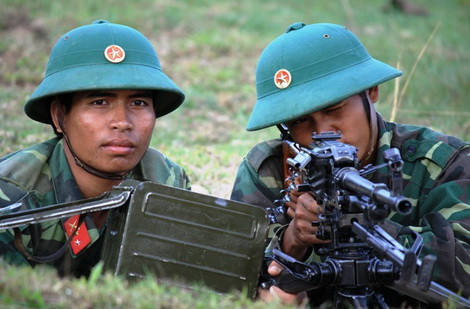 Xạ thủ PKMS nhắm bắn.