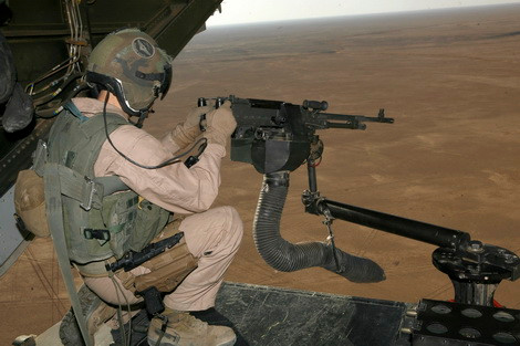 M240 (tên Quân đội Mỹ đặt cho FN MAG) gắn sau đuôi "chim ưng biển" V-22 Osprey sẵn sàng khai hỏa.